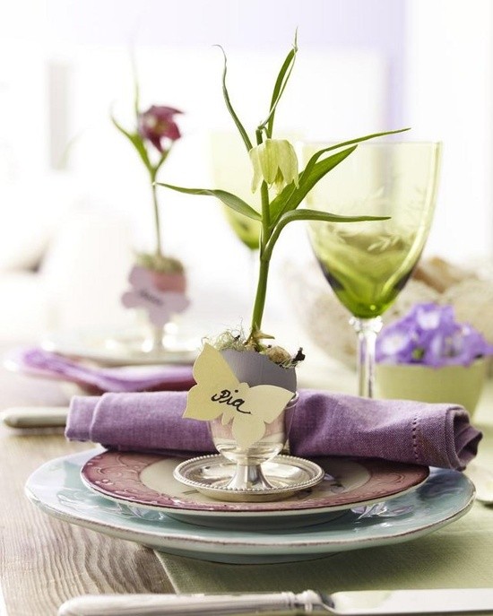 frühlingshafte Tischdekoration lila Stoffserviette weiße Blume