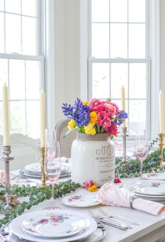 frühlingshafte Tischdekoration sehr ansprechend mit bunten Blumen in Vase