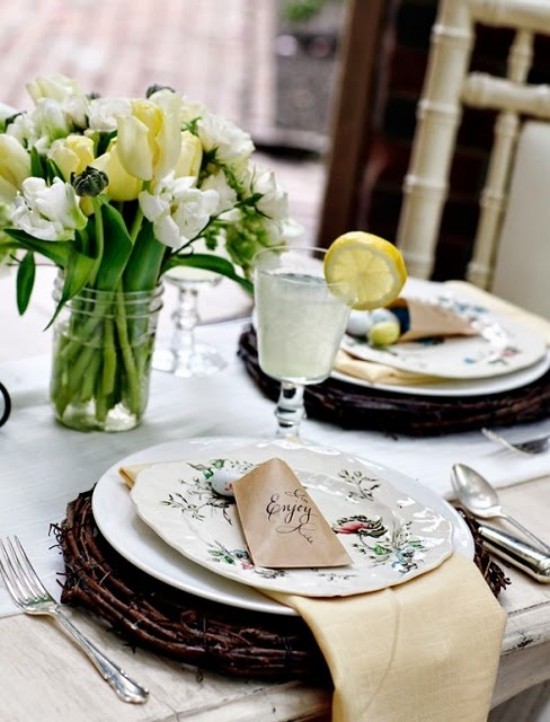 frühlingshafte Tischdekoration stilvoll gedeckter Tisch Vase mit Tulpen