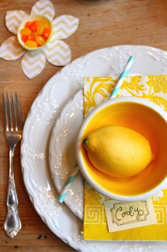 frühlingshafte Tischdekoration weiß gelb orange Geschirr Zitrone