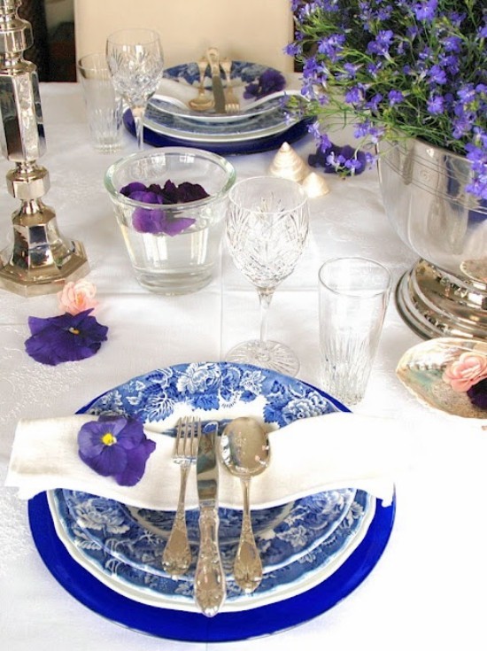 frühlingshafte Tischdekoration weiß mit blauen Akzenten Stiefmütterchen Silberbesteck