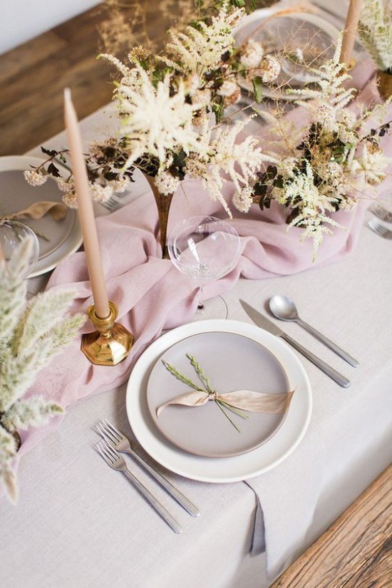 frühlingshafte Tischdekoration weiß und rosa im Einklang