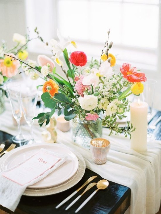 frühlingshafte weiße Tischdekoration bunte Blumen
