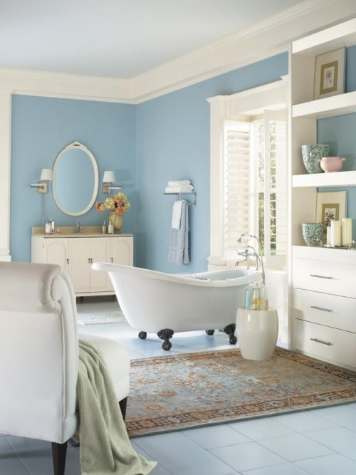 Ausgeglichene Farbkombinationen Badezimmer Himmelblau Weiß gemusterter Teppich Blickfang