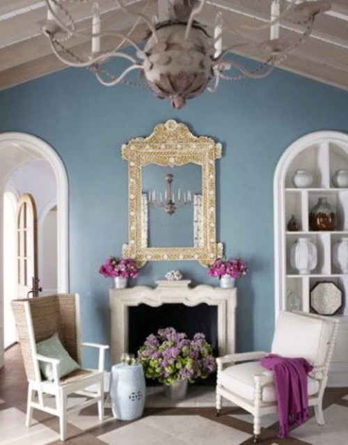 Ausgeglichene Farbkombinationen Flieder in Vase violette Akzente schönes Ambiente