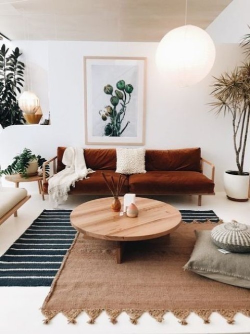 Ausgeglichene Farbkombinationen Weiß und Creme Brauntöne Sofa in gebranntem Orange