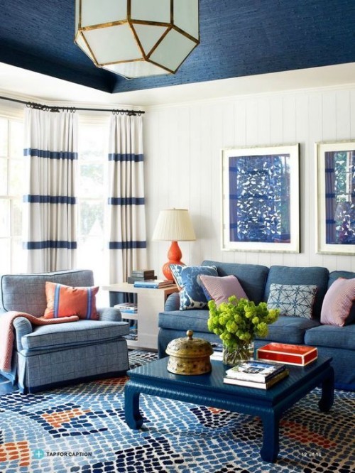 Ausgeglichene Farbkombinationen Wohnzimmer stimmungsvolles Ambiente Blau dominiert