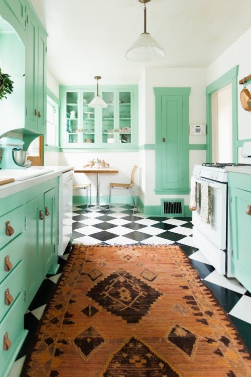 Ausgeglichene Farbkombinationen schöne Gestaltung Küche Mintgrün Teppich