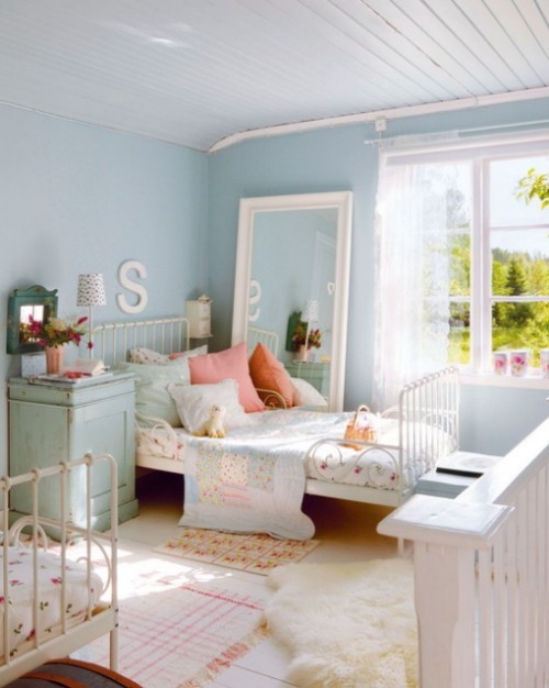 Ausgeglichene Farbkombinationen sonniges Kinderzimmer Himmelblau Weiß rosa Akzente