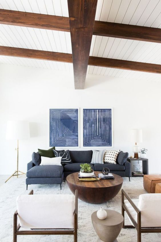 Moderne Einrichtungsideen Wohnzimmer dunkelblau hellgrau Holzbalken an der Decke