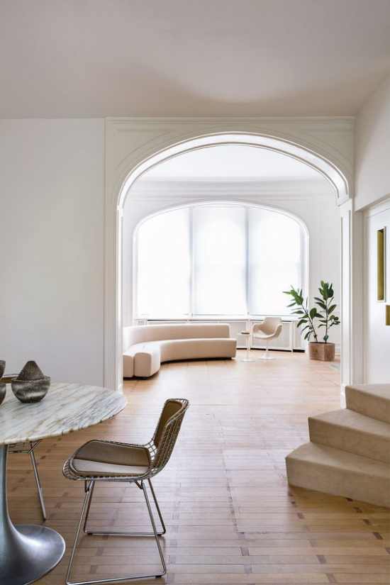 Moderne Einrichtungsideen großes Wohnzimmer weiß und Holz viel Licht Luft freier Platz