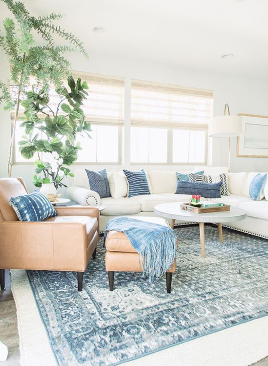 Wohnideen im Küstenstil grüne Zimmerpflanzen gemütliches Wohnzimmer blaue Akzente