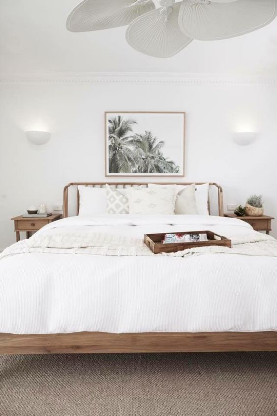 Wohnideen im Küstenstil modernes Schlafzimmer in neutralen Farben Weiß helles Holz