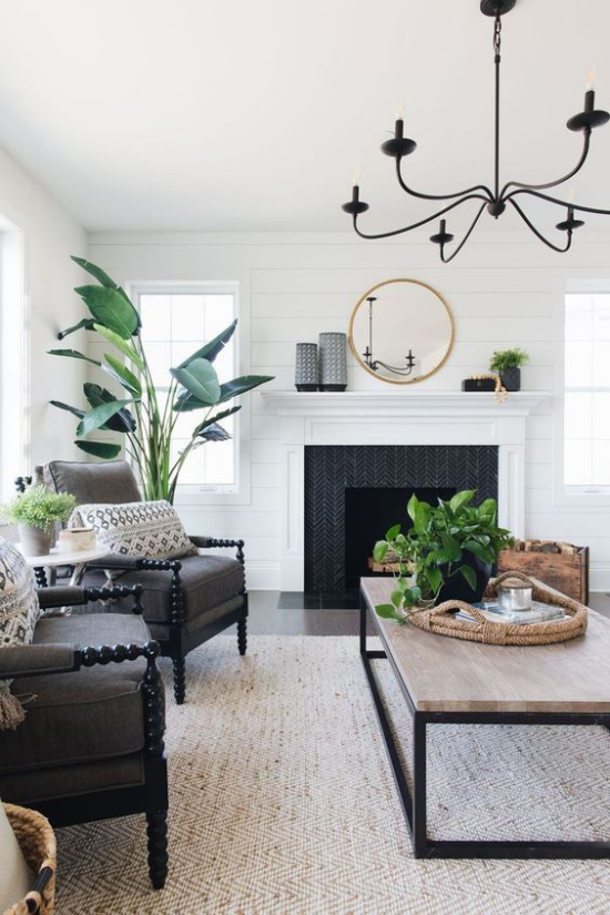 Wohnideen im Küstenstil modernes Wohnzimmer helle Farben graue Sessel viele Grünpflanzen
