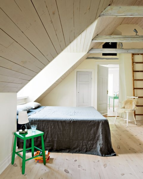 Schlafzimmer Ideen im Scandi Style Bett unter Schräge grelle Akzente in Grün