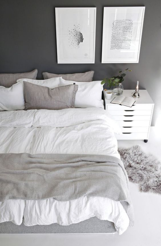 Schlafzimmer Ideen im Scandi Style Fell Kerze Grünpflanze kleine Details sind wichtig