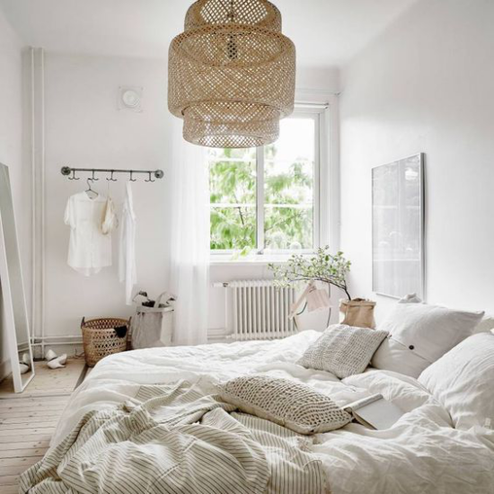 Schlafzimmer Ideen im Scandi Style Flechtkorb Lampenschirm Akzente im weißen Ambiente viel Tageslicht