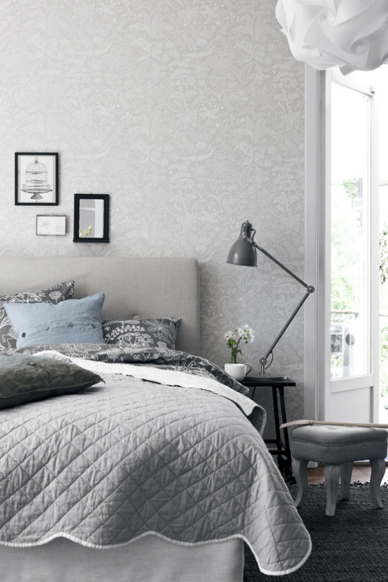 Schlafzimmer Ideen im Scandi Style Grau dominiert Wandbilder Bett Lampe daneben