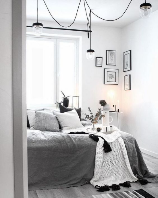 Schlafzimmer Ideen im Scandi Style Wandbilder weiche Tagesdecke selbst gestrickte Wurfdecke Farbtrio grau weiß schwarz