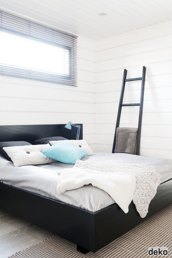 Schlafzimmer Ideen im Scandi Style bequemes Bett kleines Fenster Leiter an die Wand gelehnt