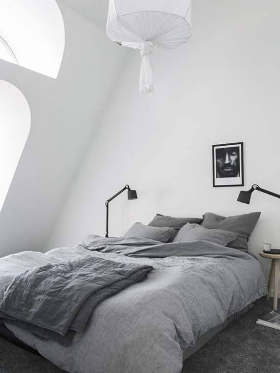 Schlafzimmer Ideen im Scandi Style ein Wandbild bringt Drama ins Ambiente