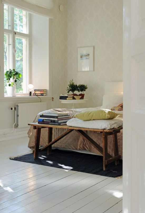Schlafzimmer Ideen im Scandi Style einladendes Ambiente Bank mit Büchern Topfpflanzen