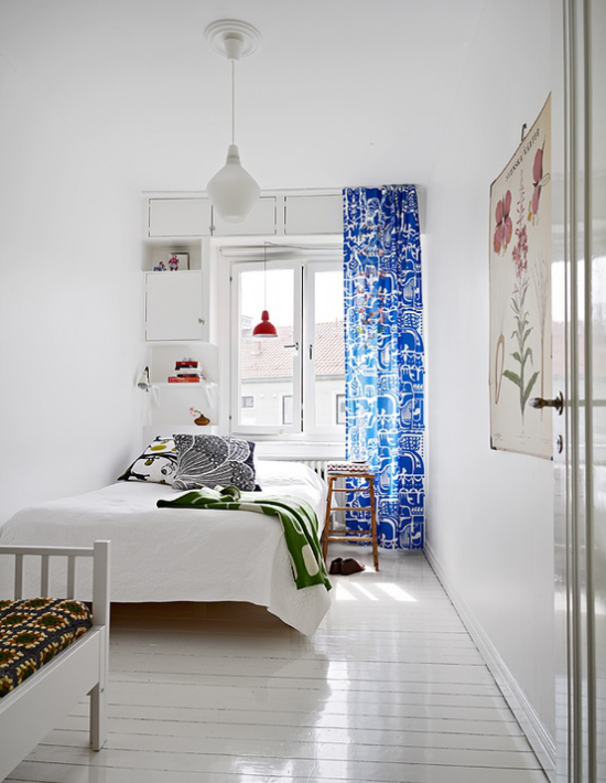 Schlafzimmer Ideen im Scandi Style für Kinder weißes Ambiente farbige Akzente in Blau Grün und anderen Farben