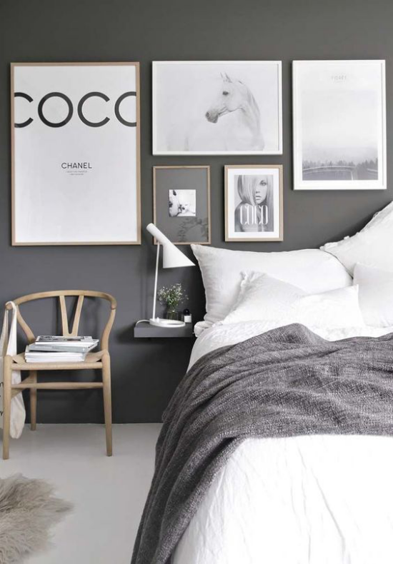 Schlafzimmer Ideen im Scandi Style gemütliches Ambiente Bilder in schwarz weiß schmücken die Wand