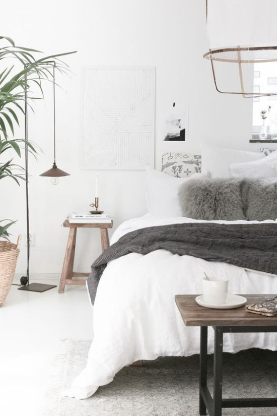 Schlafzimmer Ideen im Scandi Style gemütliches Ambiente weiche Wurfdecke kuscheliges Fell