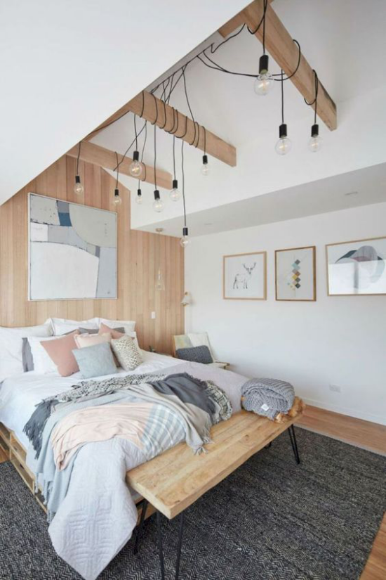 Schlafzimmer Ideen im Scandi Style helles Holz Schlafbett unter Schräge