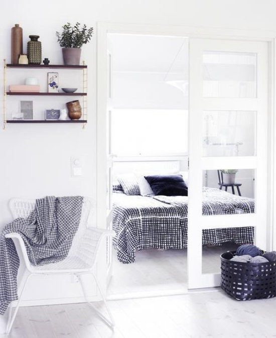 Schlafzimmer Ideen im Scandi Style interessante Raumgestaltung nettes Ambiente Glastüren zwischen Schlaf und Wohnzimmer