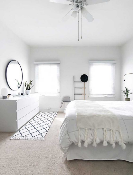 Schlafzimmer Ideen im Scandi Style typisches Ambiente in Weiß Leiter Wandspiegel Topfpflanze