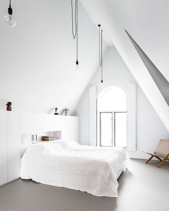 Schlafzimmer Ideen im Scandi Style unter Schräge ganz in Weiß gestaltet