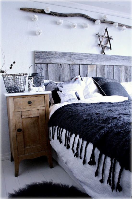 Schlafzimmer Ideen im Scandi Style viel natürliches Holz weiß schwarze Bettwäsche schwarze Wurfdecke