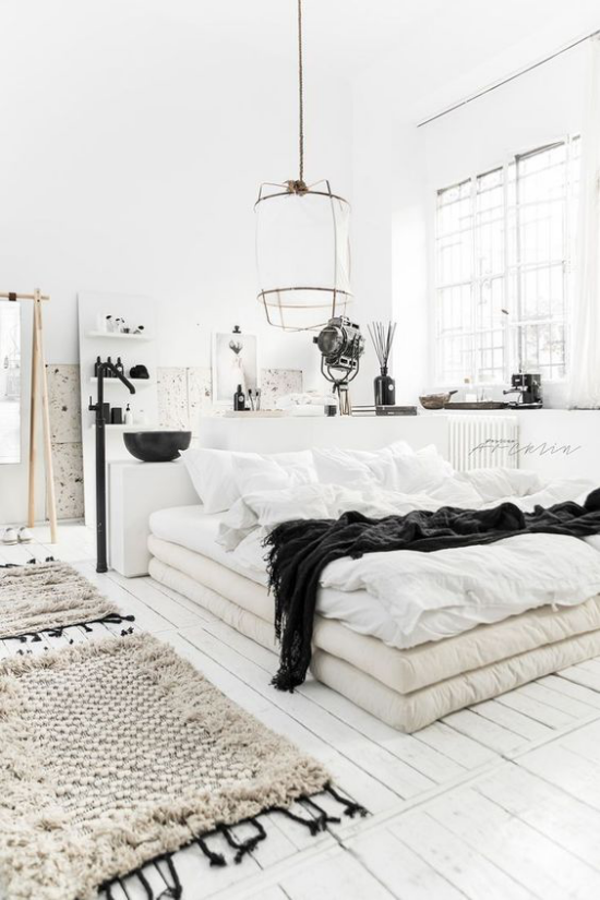 Schlafzimmer Ideen im Scandi Style weicher Teppich weißes Interieur schwarze Akzente