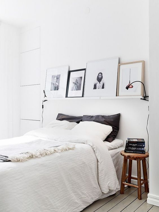 Schlafzimmer Ideen im Scandi Style weiß Ambiente schwarze Akzente Wandbilder als Blickfang