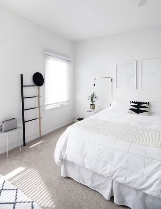 Schlafzimmer Ideen im Scandi Style weißes Interieur kleine schwarze Akzente Leiter Topfpflanze