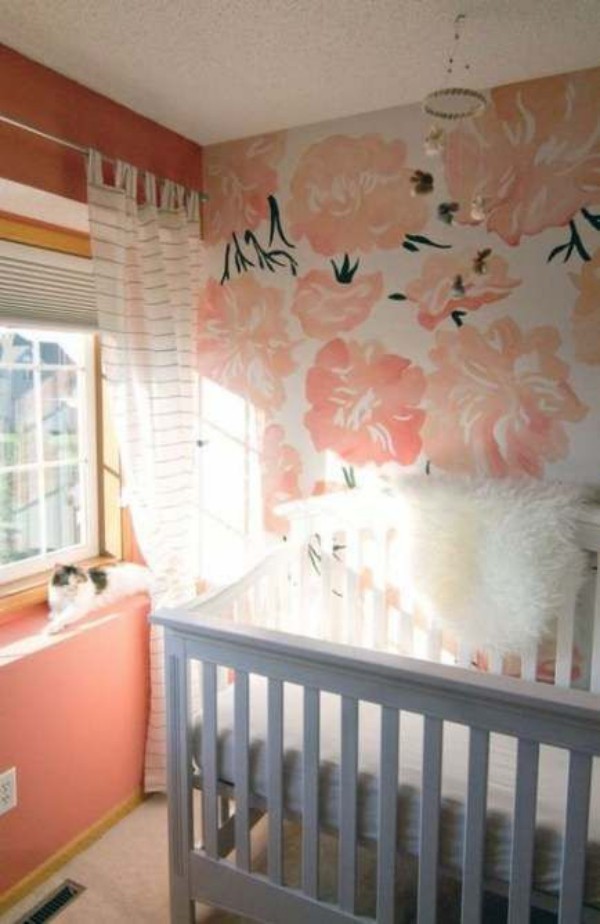 Grau und Koralle im Interieur Babyzimmer fröhliche Atmosphäre Wand Wandtapete mit Blumenmuster