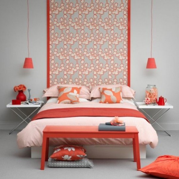 Grau und Koralle im Interieur perfektes Schlafzimmer im trendigen Farbduo voller Fröhlichkeit und Optimismus