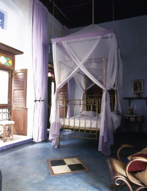 Marokkanisches Schlafzimmer Baldachin-Bett weiß viel Licht blaue Wände blauer Boden Schaukelstuhl