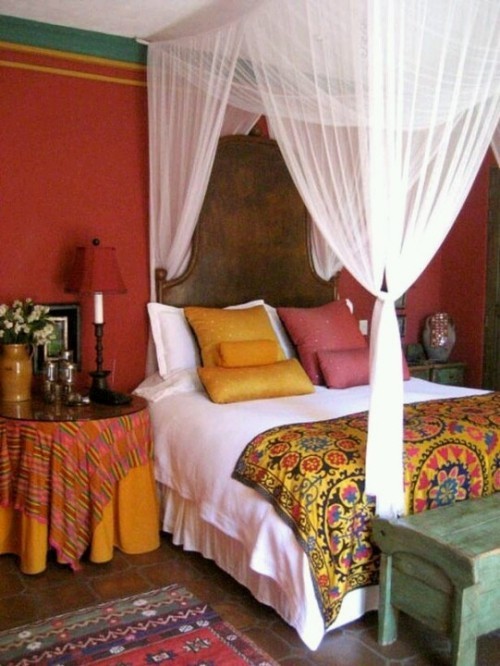 Marokkanisches Schlafzimmer Baldachin-Bett weiße Bettdecke
