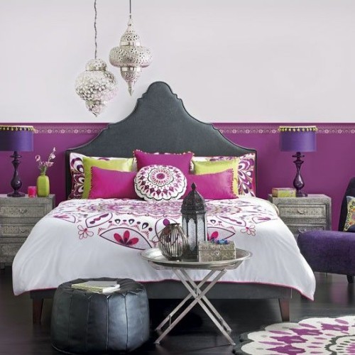 Marokkanisches Schlafzimmer ausgeglichene Farben schöne Dekoration Laterne Sitzhocker