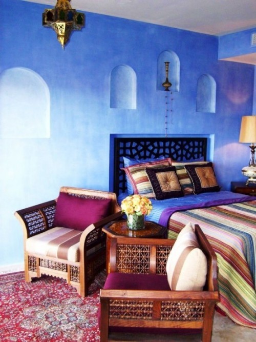 Marokkanisches Schlafzimmer blaue Wände viele Farben Lila Hell-und Dunkelblau Streifen
