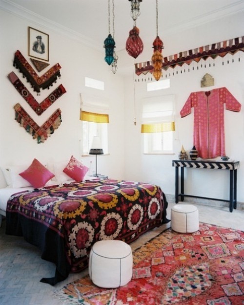 Marokkanisches Schlafzimmer bunte Farben Ethno Dekoration zwei weiße Hocker