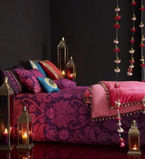 Marokkanisches Schlafzimmer dunkle Wände Bett rosa lila blau viele Laternen