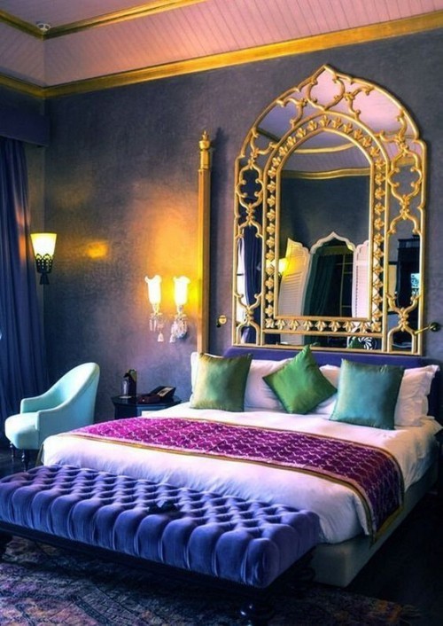 Marokkanisches Schlafzimmer dunkle Wände großer Spiegel viele Farben Lila Blau Türkis goldene Akzente gute Beleuchtung