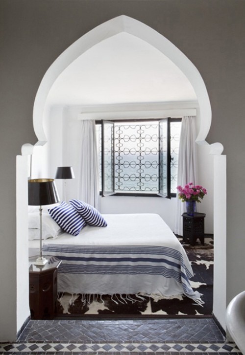 Marokkanisches Schlafzimmer gewölbte Wand Raumdesign in grau weiß schwarze Akzente