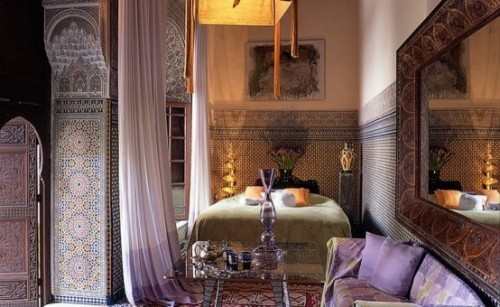 Marokkanisches Schlafzimmer großer Wandspiegel Holzrahmen mit Schnitzereien exotischer Reiz