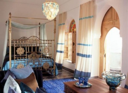 Marokkanisches Schlafzimmer großes Bett Blau und Weiß im Zusammenspiel viel Licht