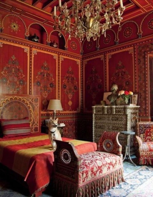 Marokkanisches Schlafzimmer großes Bett warme Farben Rot Gelb an den Wänden Decke Kronleuchter sehr ansprechende Atmosphäre
